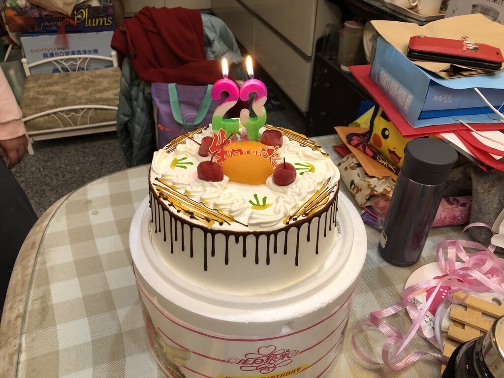 全家一起吃楊昕的23歲生日蛋糕